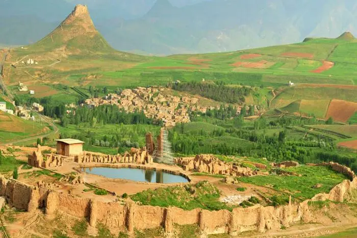 TakhtSoleyman.jpg