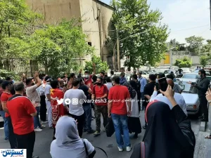 شعار اعتراضی پرسپولیسی‌ها: فدراسیون آبی، خادم استقلالی!