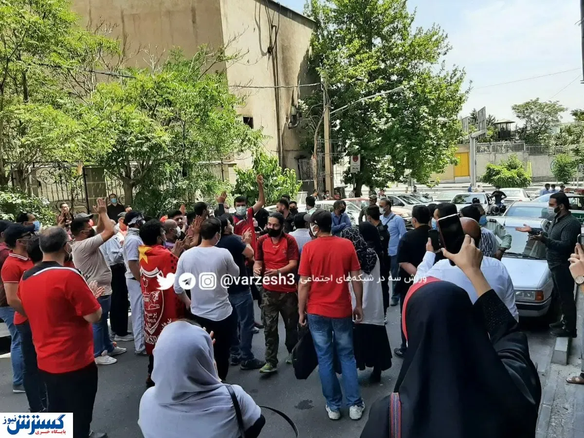 شعار اعتراضی پرسپولیسی‌ها: فدراسیون آبی، خادم استقلالی!