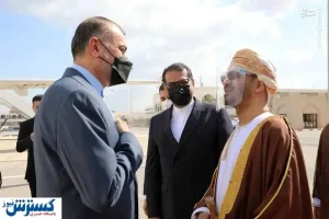 وزیر امور خارجه وارد عمان شد + عکس