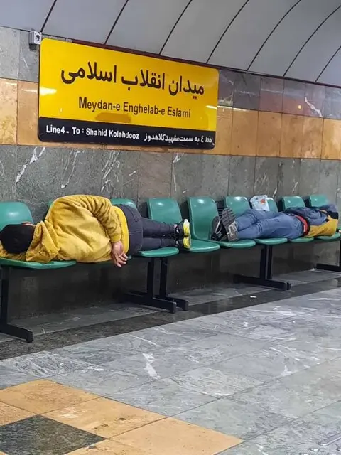 مترو-خوابی