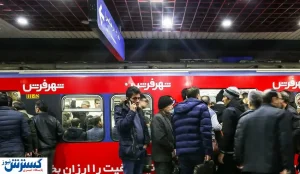 مسافران در مترو به دلیل کمبود جا دعوا می کنند