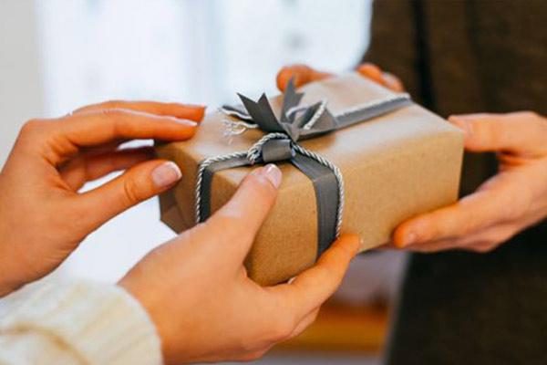 هدیه یادگاری برای دوست؛ ۸ ایده نفیس برای کادو به دوست (مردانه و زنانه)