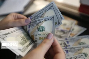 دلار در مسیر سقوط تاریخی / سرمایه‌گذاران به سمت یورو و یوان می‌روند
