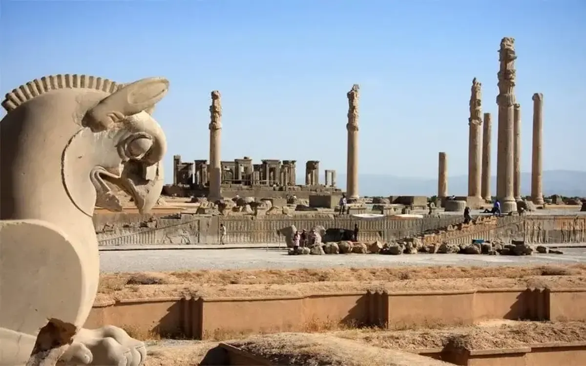 فاجعه در قلب تاریخ ایران / تخت جمشید قربانی یادگاری‌نویسی شد