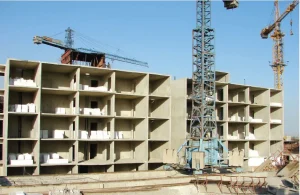 ساخت‌ و ساز زیر باران موشک / آثار تجاوز دشمن را از چهره وطن پاک خواهیم کرد