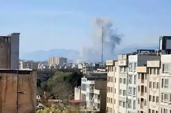 صدای انفجار و پدافند در تهران، کرج و پرند/ پرواز جنگنده ها در شرق تهران