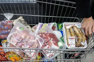 خبر مهم درباره تغییر قیمت کالاهای اساسی / آب معدنی کمیاب شد ؟