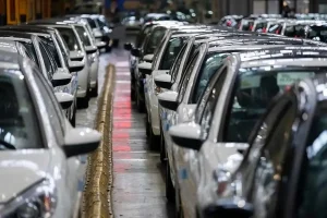 قیمت خودروهای داخلی امروز ۱۸ فروردین / تارا و ری‌را در صدر بازار ایستادند
