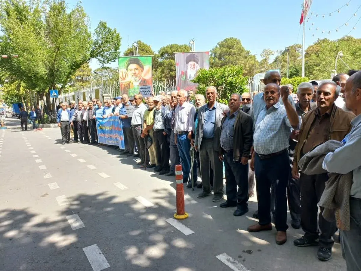 تجمع اعتراضی بازنشستگان فولاد در اصفهان و تهران / مسئولان توپ را به زمین هم می‌اندازند