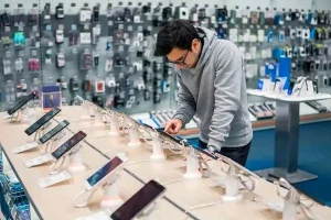 باج‌گیری میلیونی فروشندگان موبایل به بهانه اینترنت / سازمان حمایت و تعزیرات وارد شوند