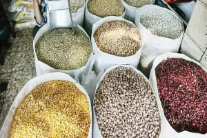 کاهش ۲۵ درصدی قیمت حبوبات / چرا هنوز خبری از ارزانی در فروشگاه‌ها نیست؟